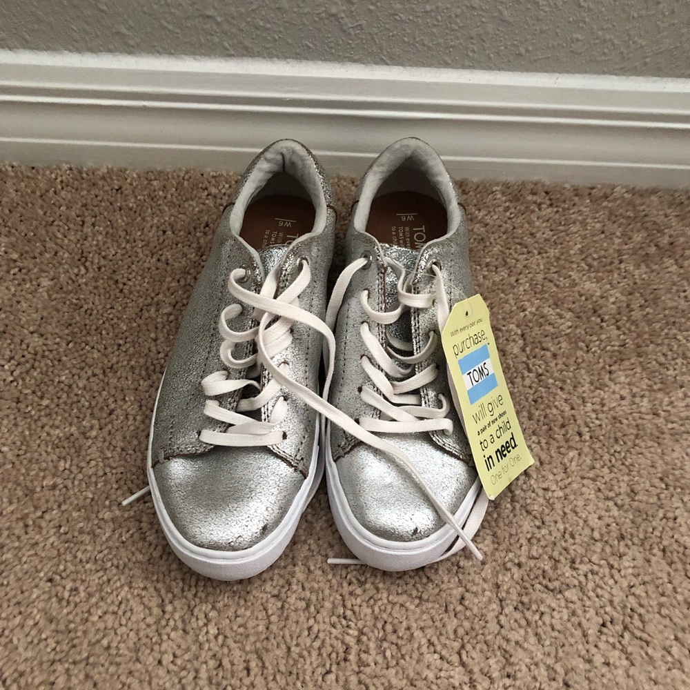 NWT Silver Metallic Leather Tom sneakers